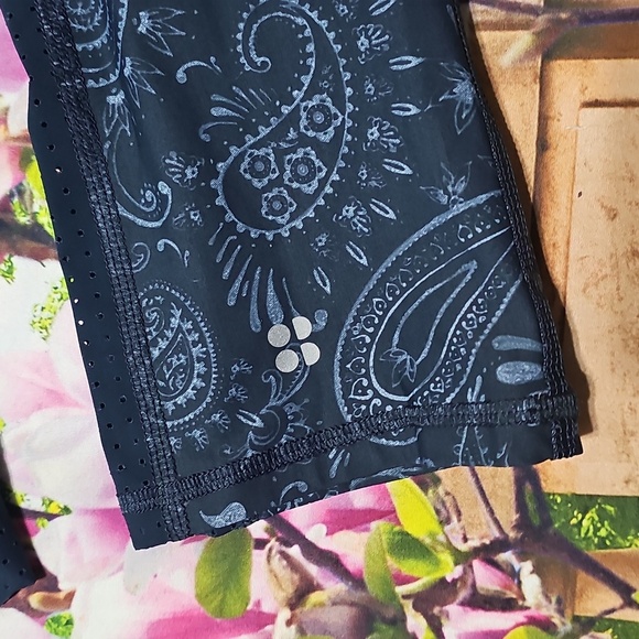 Sweaty Betty Navy Paisley Capri Leggings Size XS Zero Gravity - Picture 3 of 7